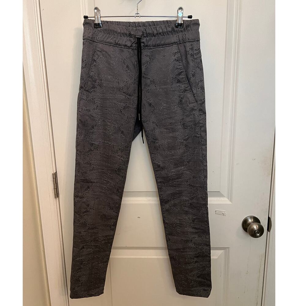 Bevy Flog Shely Grey Snakeskin Elastic Waist Pull-On Jogger Pants Sz 24 Stretchy